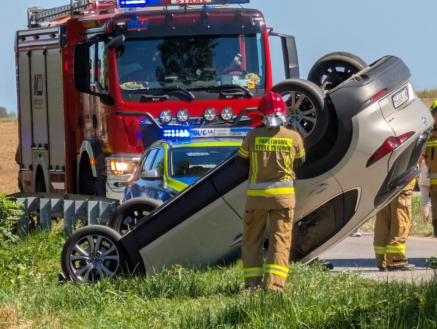 Auto dachowało w Gajkowicach. Na miejscu pracują służby