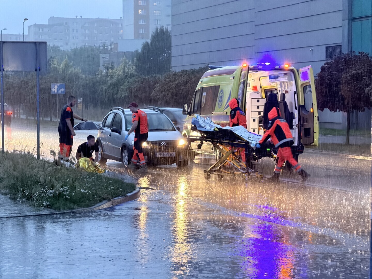 Starsza kobieta potrącona na przejściu przy Focusie w ulewie