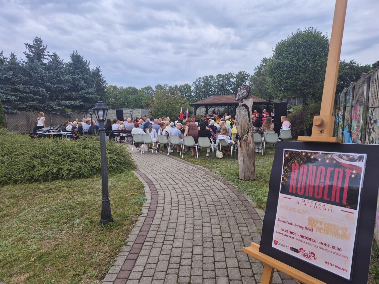 Koncert Muzyka dla Pokoju odbył się w Ogródku Literackim przy Gminnej Bibliotece Publicznej w Rozprzy z okazji Święta Wojska Polskiego.