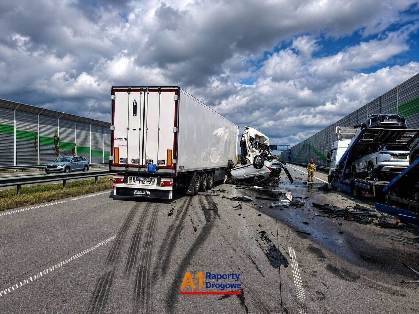 Zderzenie dwóch ciężarówek na A1 pod Piotrkowem. Z lawety spadły nowe samochody
