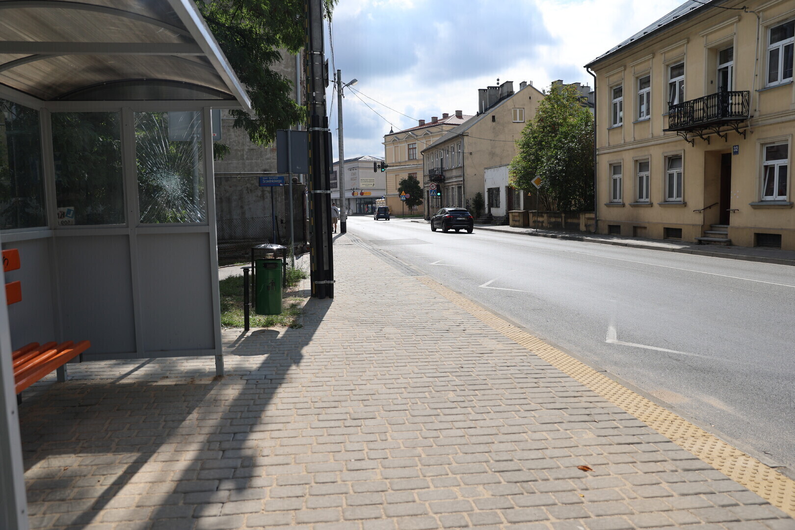 Krzywe znaki i problem ze studzienką. Mieszkaniec pyta o remont przy Wojska Polskiego