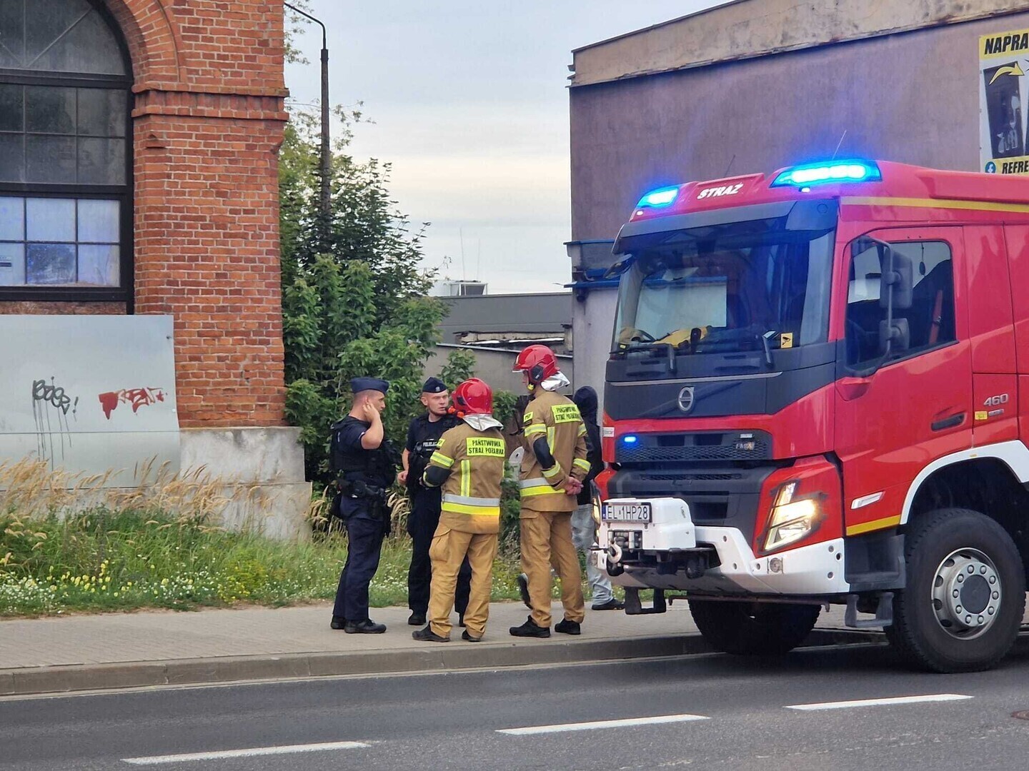 Pożar dawnego Sigmatexu w Piotrkowie. Na miejscu 4 zastępy straży pożarnej