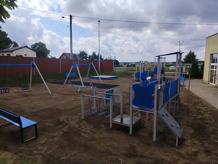 Remont placu zabaw przy Szkole Podstawowej w Gomulinie