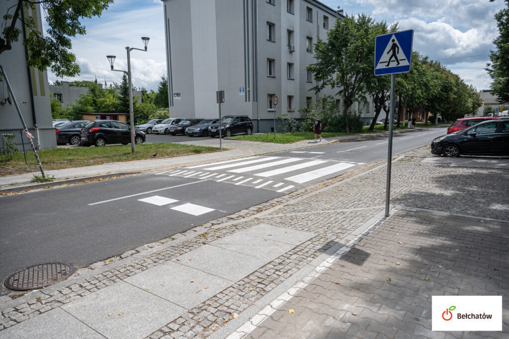 Kierowcy na ul. Fabrycznej w Bełchatowie zwalniamy. Jest próg zwalniający