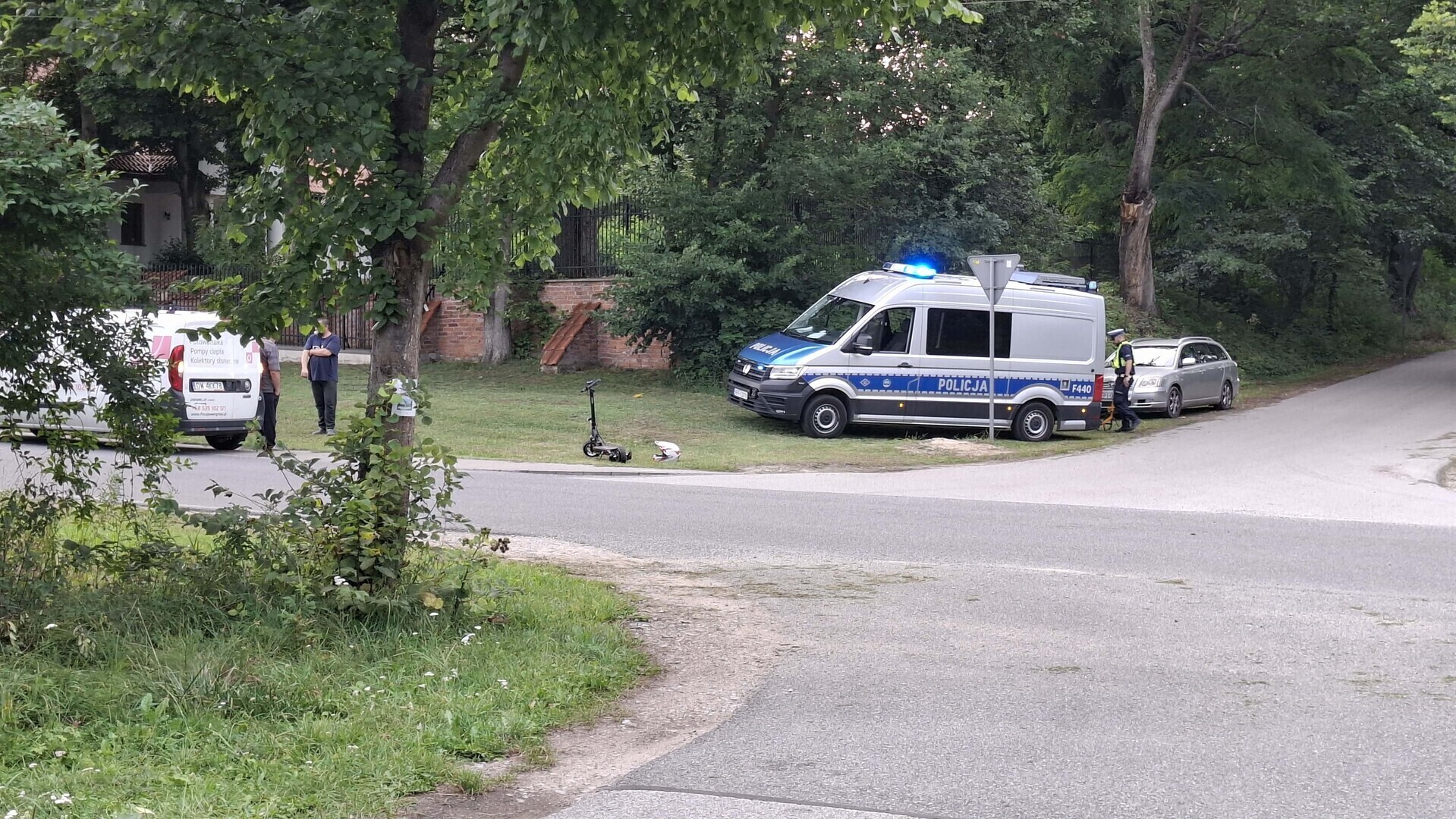 15-letni hulajnogista wyjechał wprost pod Fiata. Kask uratował mu życie