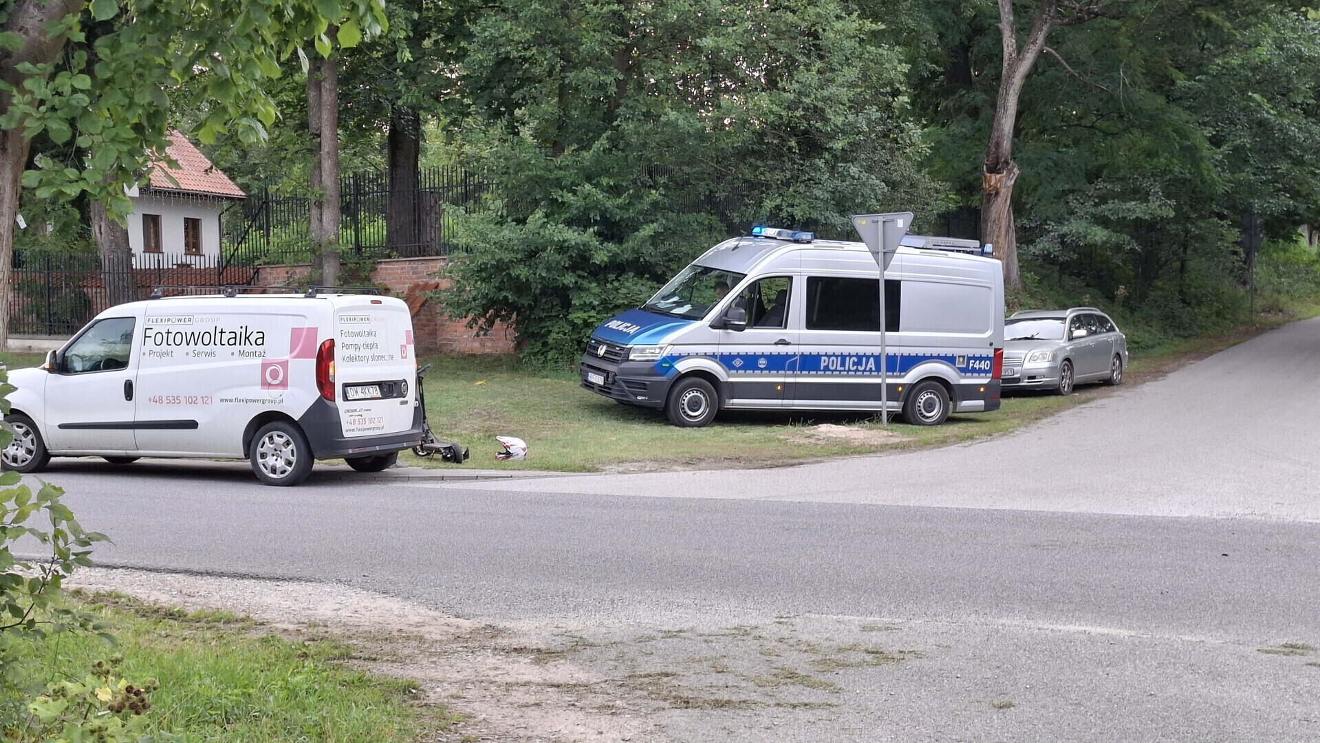 15-letni hulajnogista wyjechał wprost pod Fiata. Kask uratował mu życie