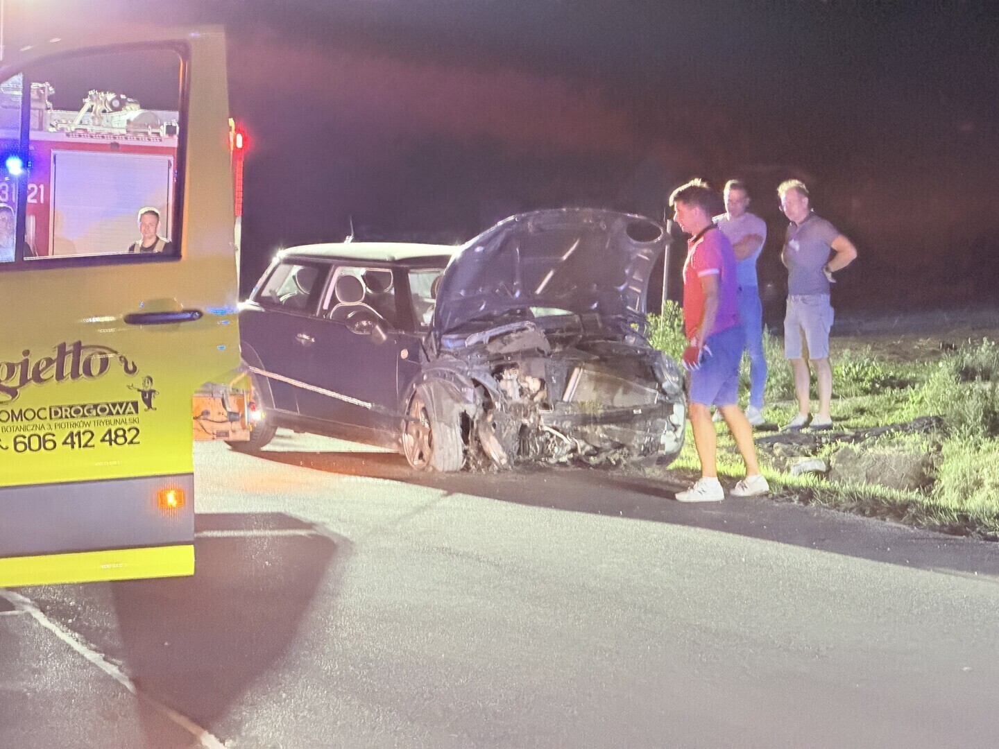 Mini Cooper wypadł z drogi i uderzył w przepust. Groźne zdarzenie na Zalesickiej