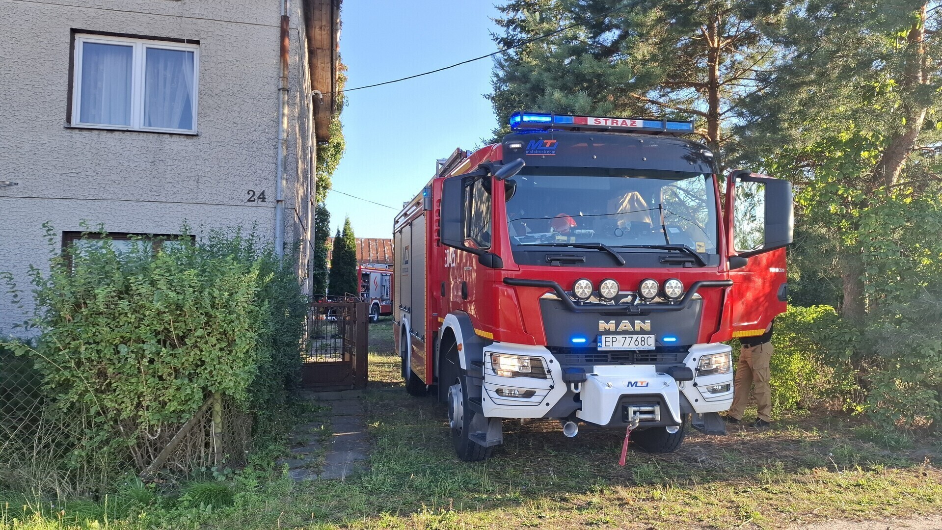 Pożar dwóch samochodów w Woli Rokszyckiej pod Piotrkowem. Jedno auto spłonęło doszczętnie. Wszystko wskazuje na podpalenie
