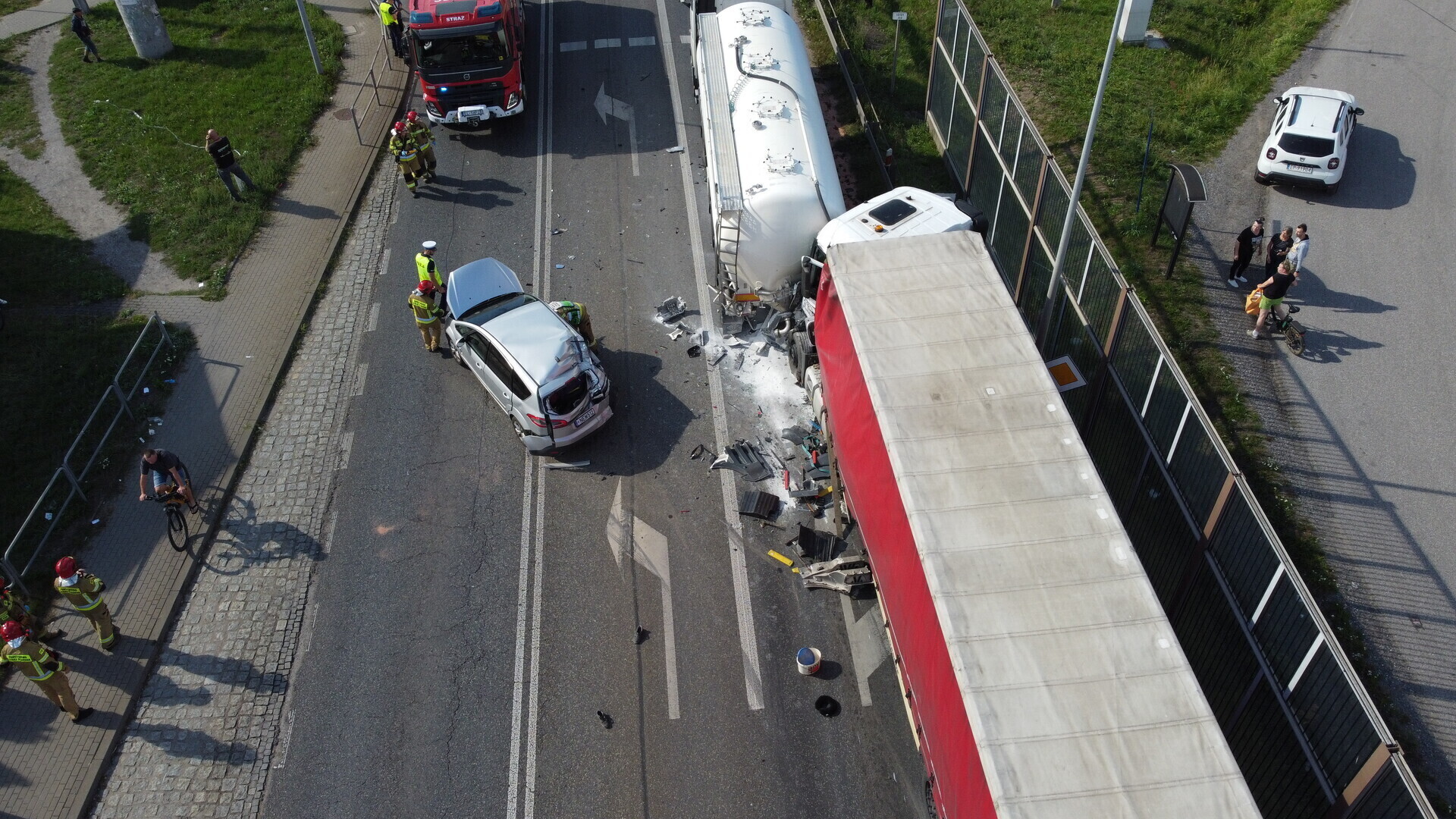 Tir wjechał w osobówkę i ciężarówkę. Kilkuletni chłopiec zabrany przez LPR