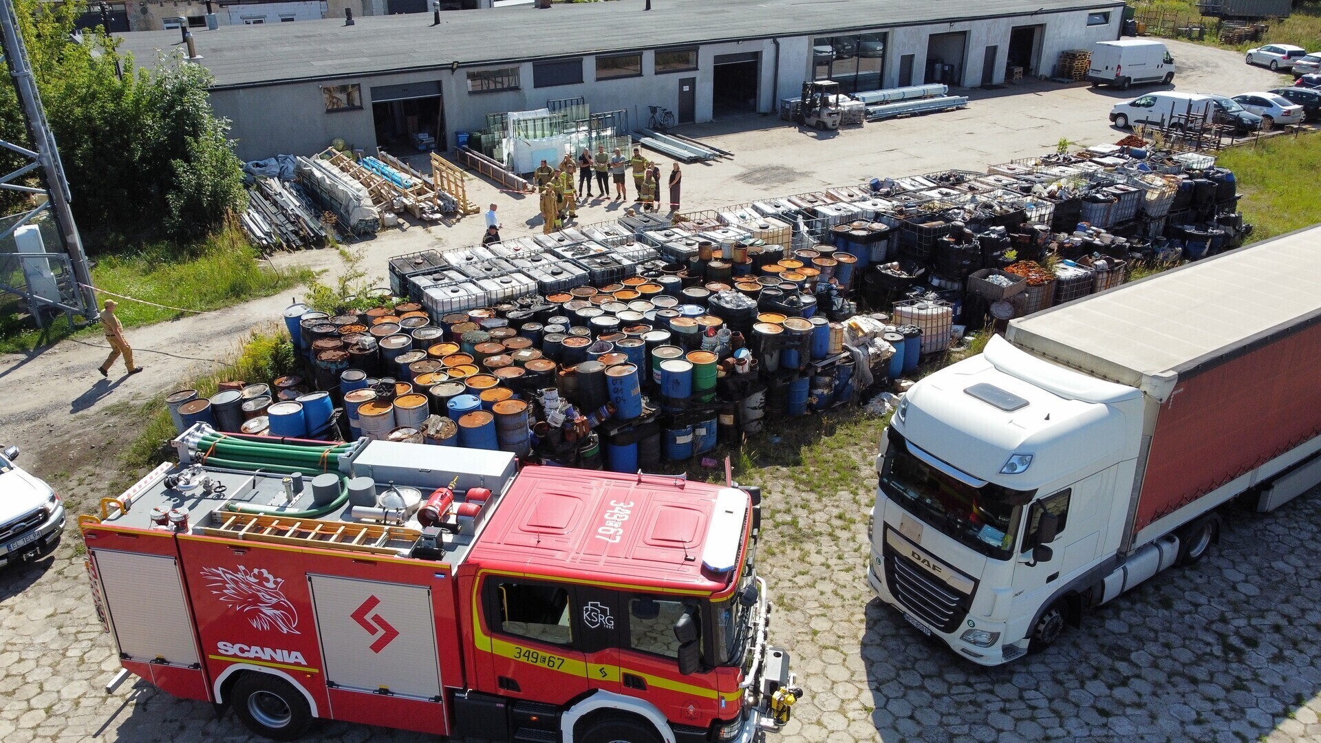 Wyciek chemikaliów z nielegalnego składowiska w Rozprzy. Interweniowała grupa chemiczna