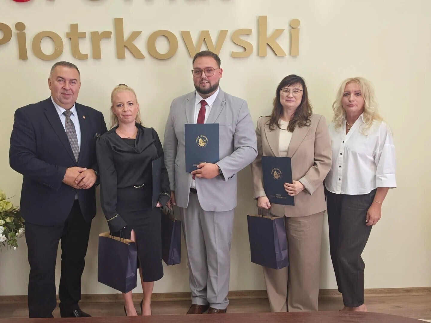 Nauczyciele z powiatu piotrkowskiego odebrali akty mianowania