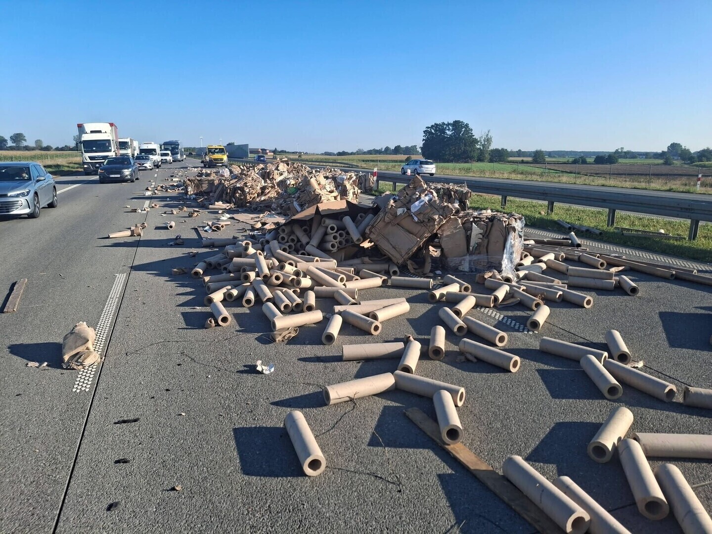 Kartony rozsypały się na autostradzie A1. Są ogromne utrudnienia