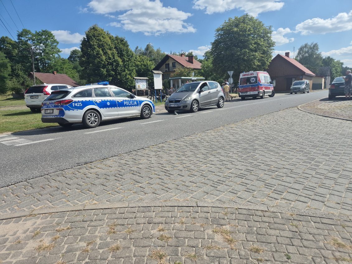 Wypadek w Skotnikach. 15-letni rowerzysta wjechał pod jadącego Mercedesa. Lądował LPR
