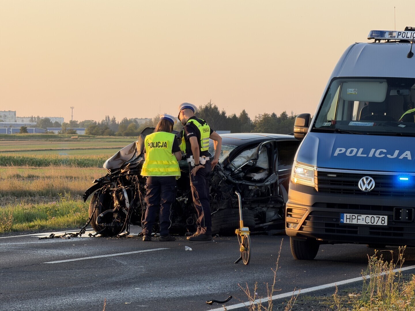 22-latka zginęła w koszmarnym wypadku na DK91 pod Piotrkowem w Longinówce. 19-latek w Infiniti wyprzedzał kilka pojazdów i zderzył się czołowo z Audi. Droga całkowicie zablokowana