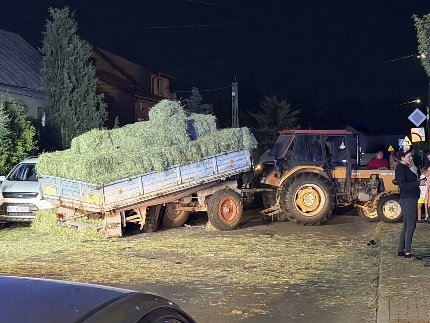Traktor z sianem zderzył się z osobówkami. Jedna osoba trafiła do szpitala