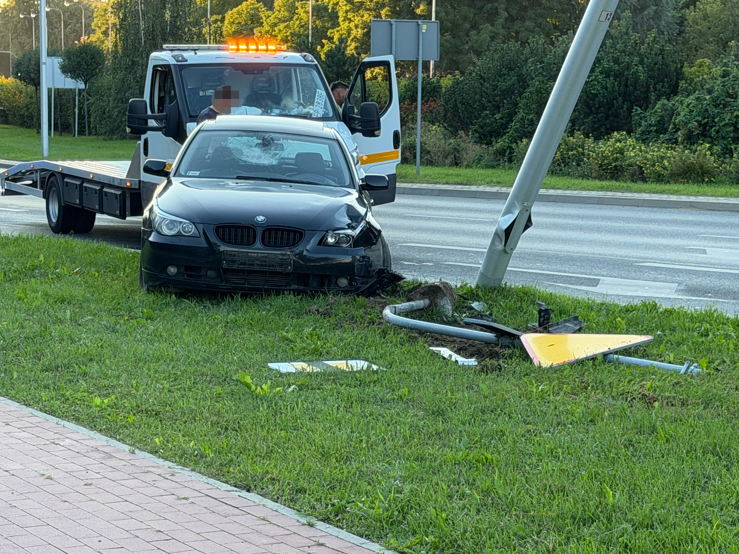 Zdjęcie 1: BMW wpadło na latarnię. Kierująca nie zapanowała nad samochodem i ścięła znak