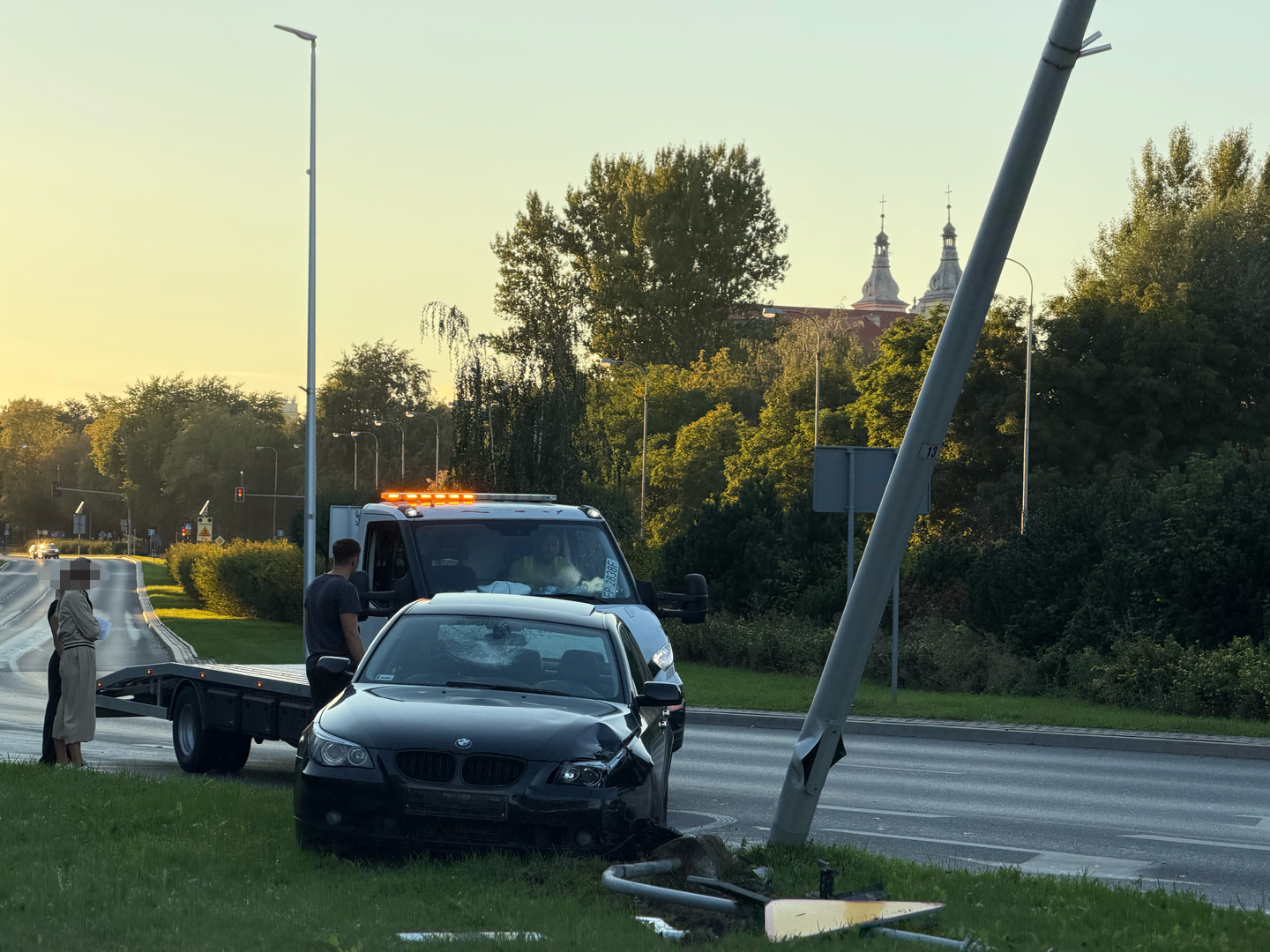 Zdjęcie 2: BMW wpadło na latarnię. Kierująca nie zapanowała nad samochodem i ścięła znak