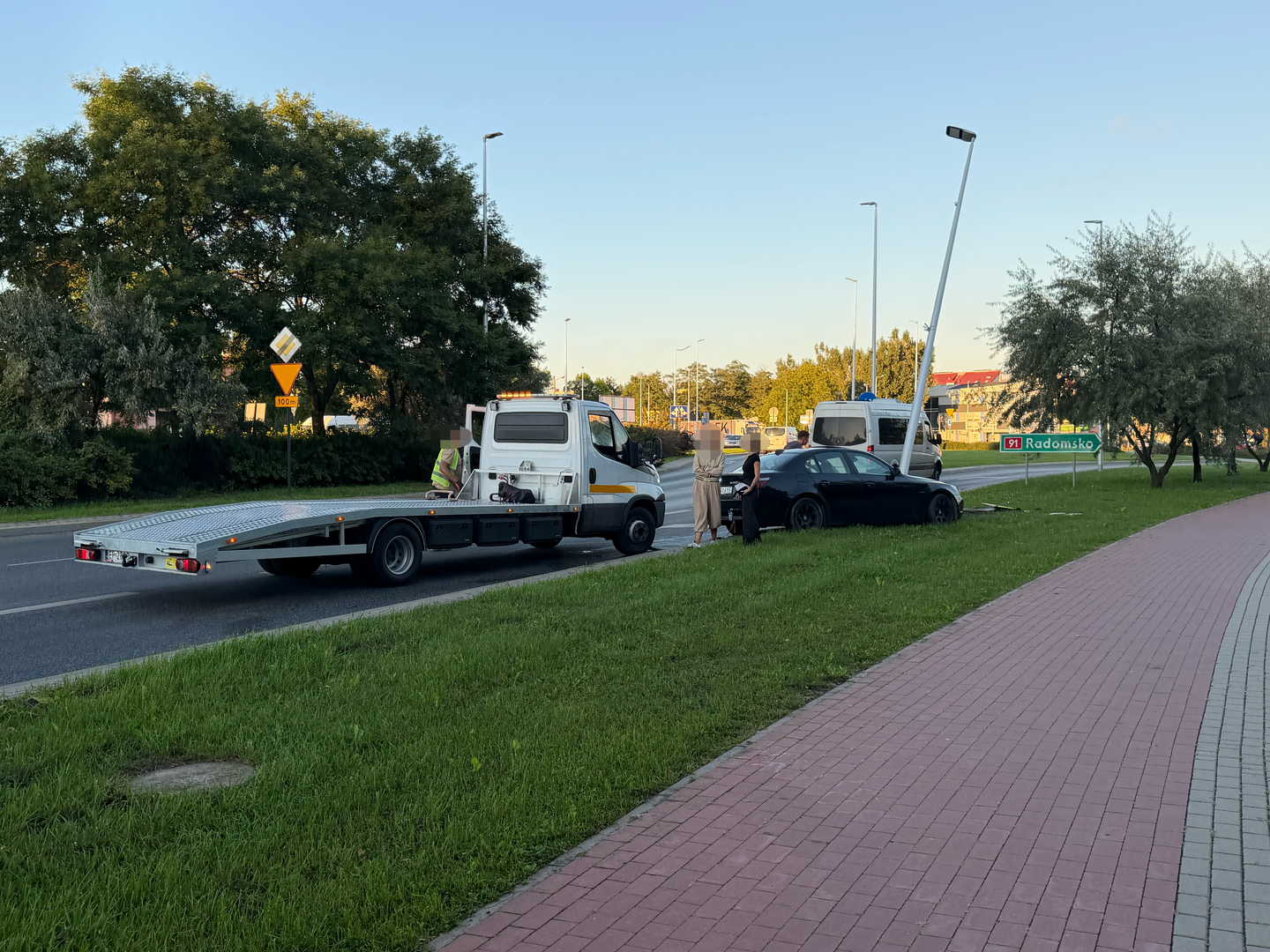 Zdjęcie 3: BMW wpadło na latarnię. Kierująca nie zapanowała nad samochodem i ścięła znak