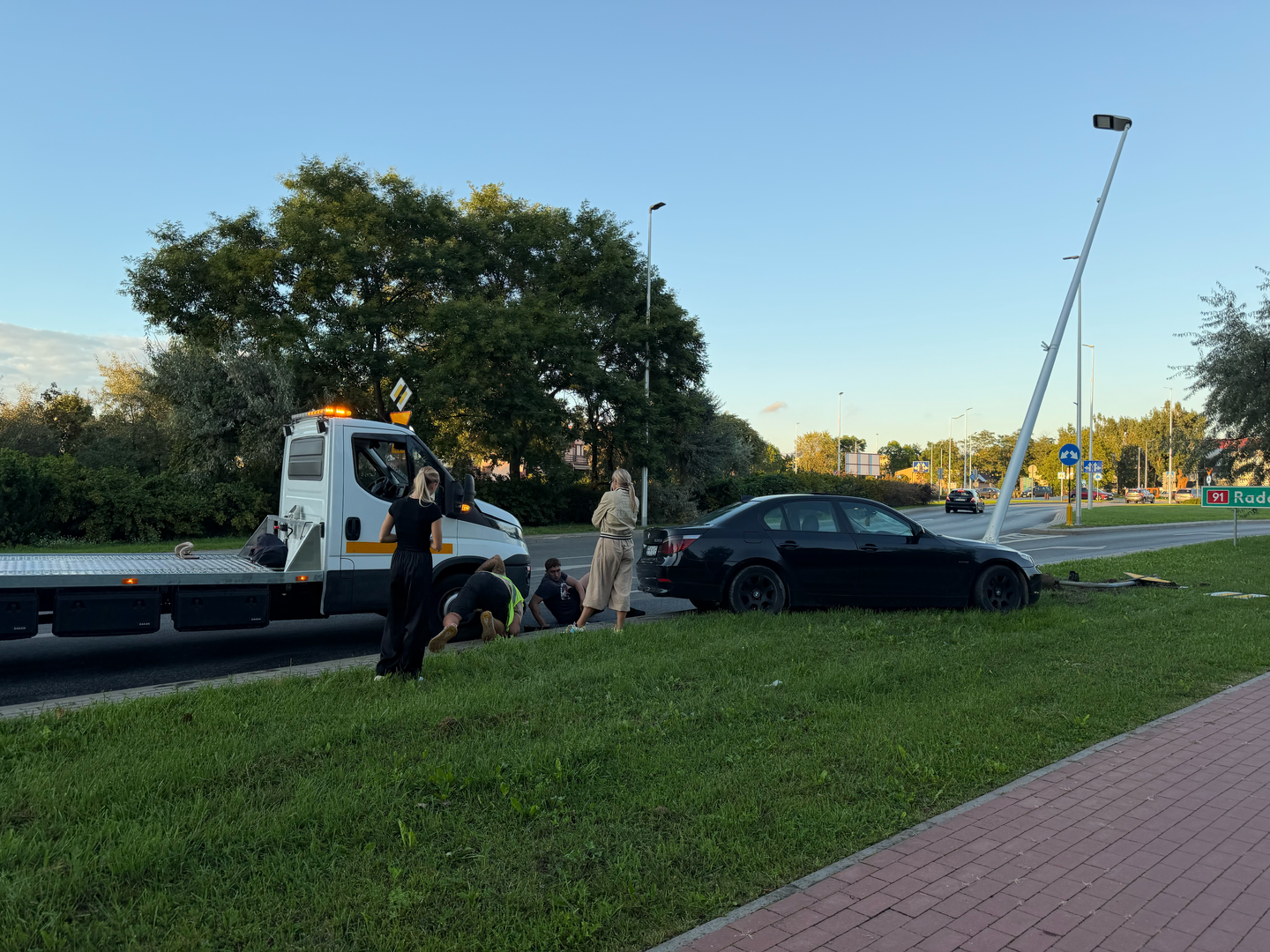 Zdjęcie 4: BMW wpadło na latarnię. Kierująca nie zapanowała nad samochodem i ścięła znak