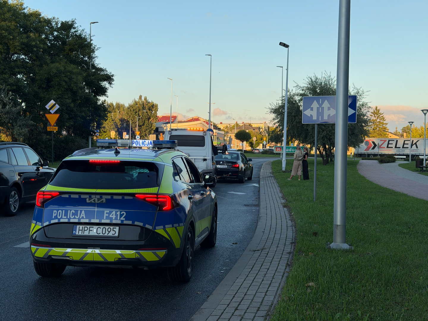 Zdjęcie 6: BMW wpadło na latarnię. Kierująca nie zapanowała nad samochodem i ścięła znak