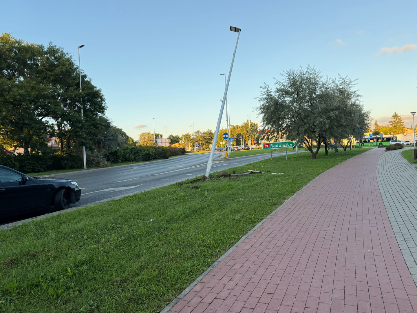 Zdjęcie 7: BMW wpadło na latarnię. Kierująca nie zapanowała nad samochodem i ścięła znak