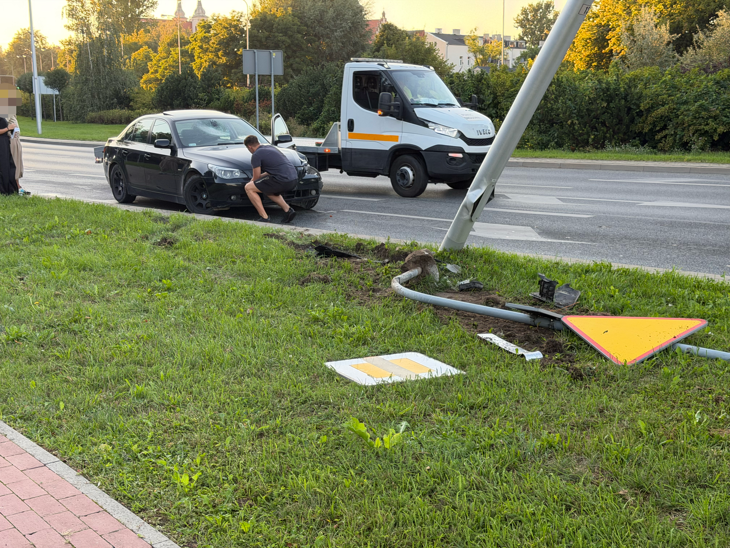 Zdjęcie 9: BMW wpadło na latarnię. Kierująca nie zapanowała nad samochodem i ścięła znak