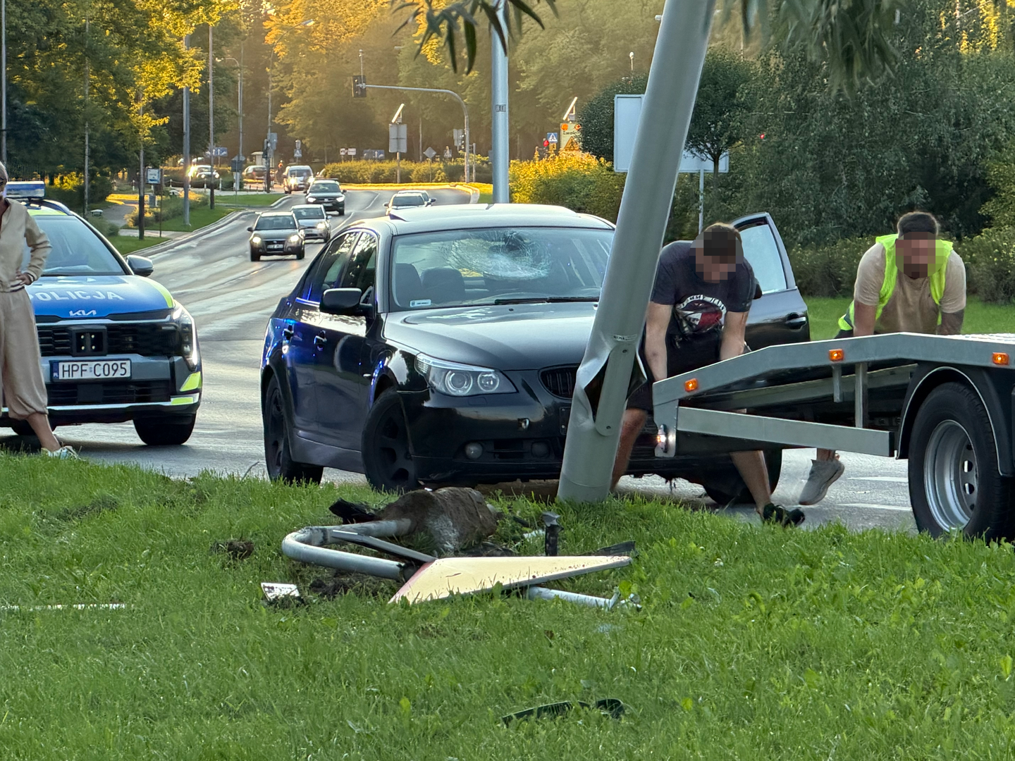 Zdjęcie 10: BMW wpadło na latarnię. Kierująca nie zapanowała nad samochodem i ścięła znak