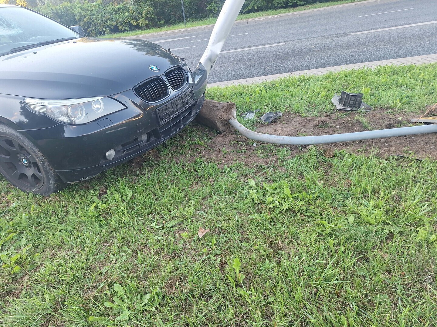 Zdjęcie 12: BMW wpadło na latarnię. Kierująca nie zapanowała nad samochodem i ścięła znak