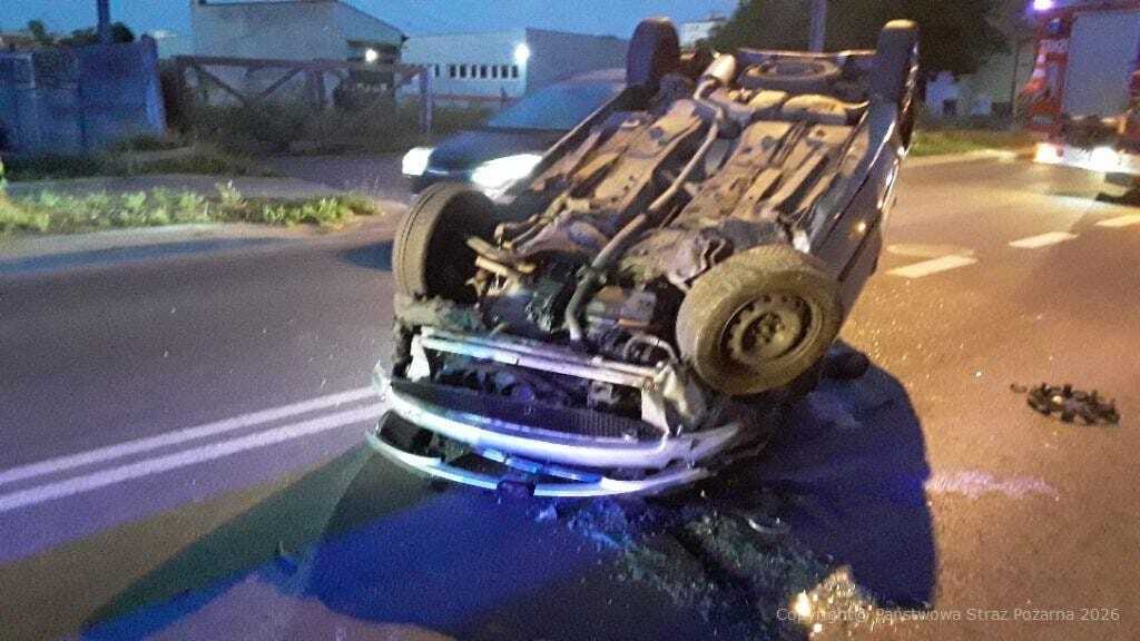 Peugeot uderzył w drzewo i dachował na Wojska Polskiego w Piotrkowie