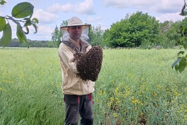 Od jednej wizyty u kolegi do własnej pasieki. Tak zaczęła się jego pszczelarska przygoda