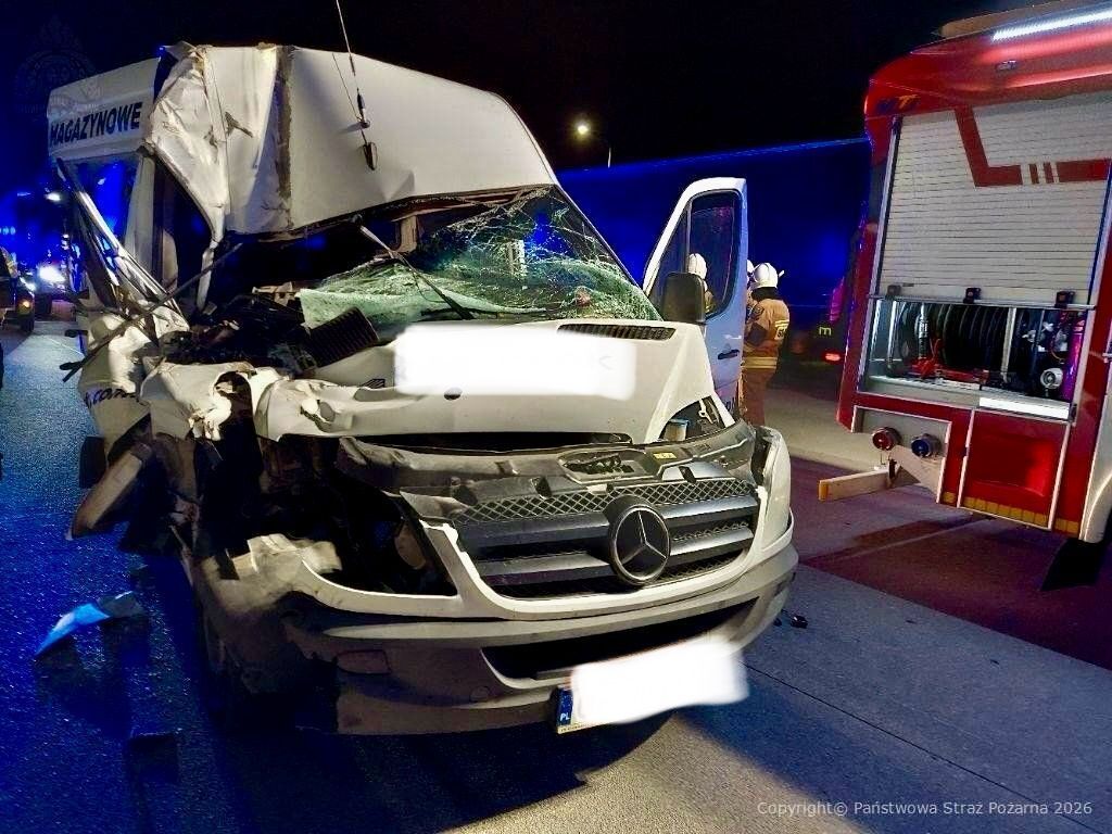 Śmiertelny wypadek na A1. Bus najechał na ciężarówkę