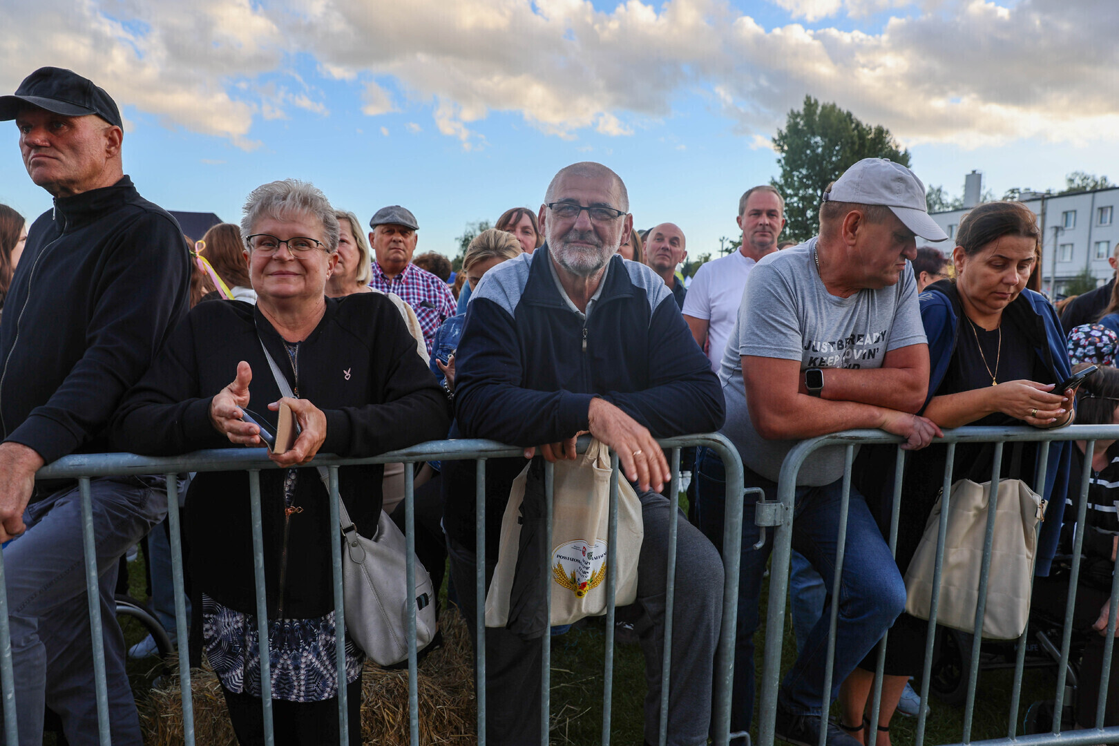 Dożynki Powiatowo-Gminne 2026 w Czarnocinie w powiecie piotrkowskim. Piękni i Młodzi rozgrzali publiczność na koncercie pojawiły się tłumy