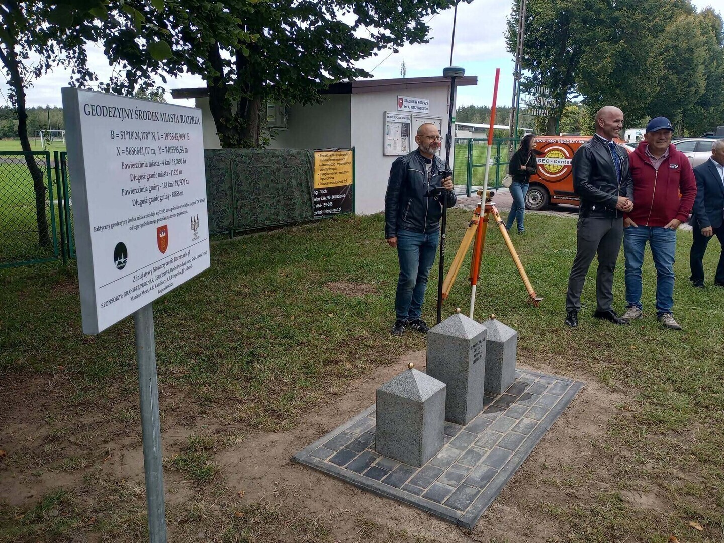 Tu jest środek Rozprzy. Wyjątkowy pomnik stanął przy miejskim stadionie