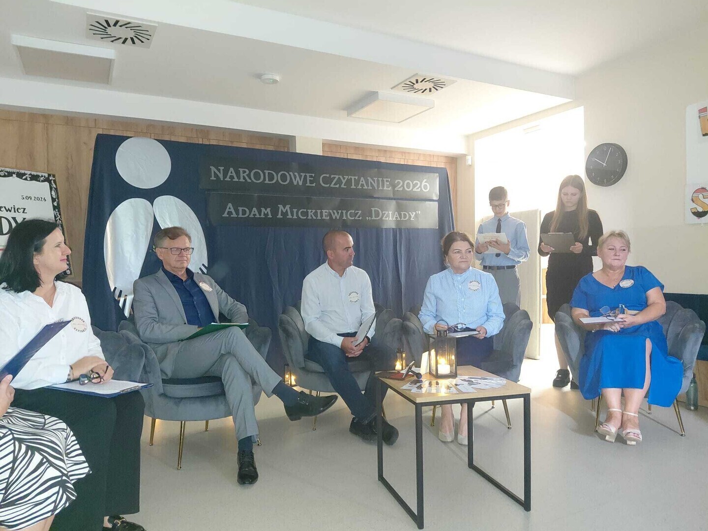 Dziady wybrzmiały w Jarostach. 15. edycja Narodowego Czytania w Szkole Podstawowej im. Margarethy Kamprad w Jarostach