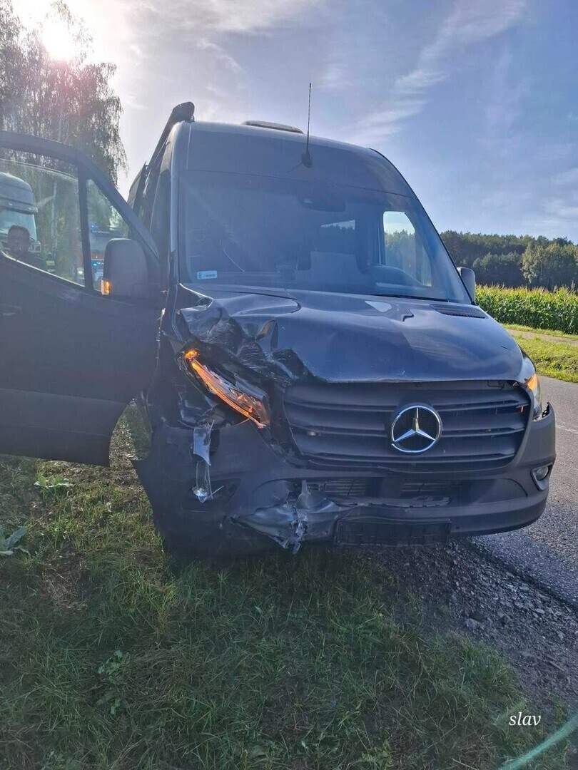 Zderzenie trzech pojazdów w Wolborzu. Audi uderzyło w Mercedesa i ciężarową Scanię