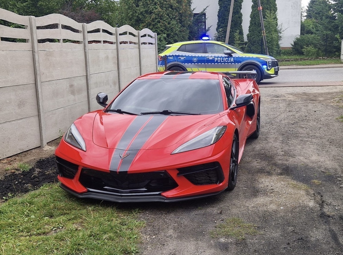 Corvette bez tablicy. Kierowca kupił je w internecie