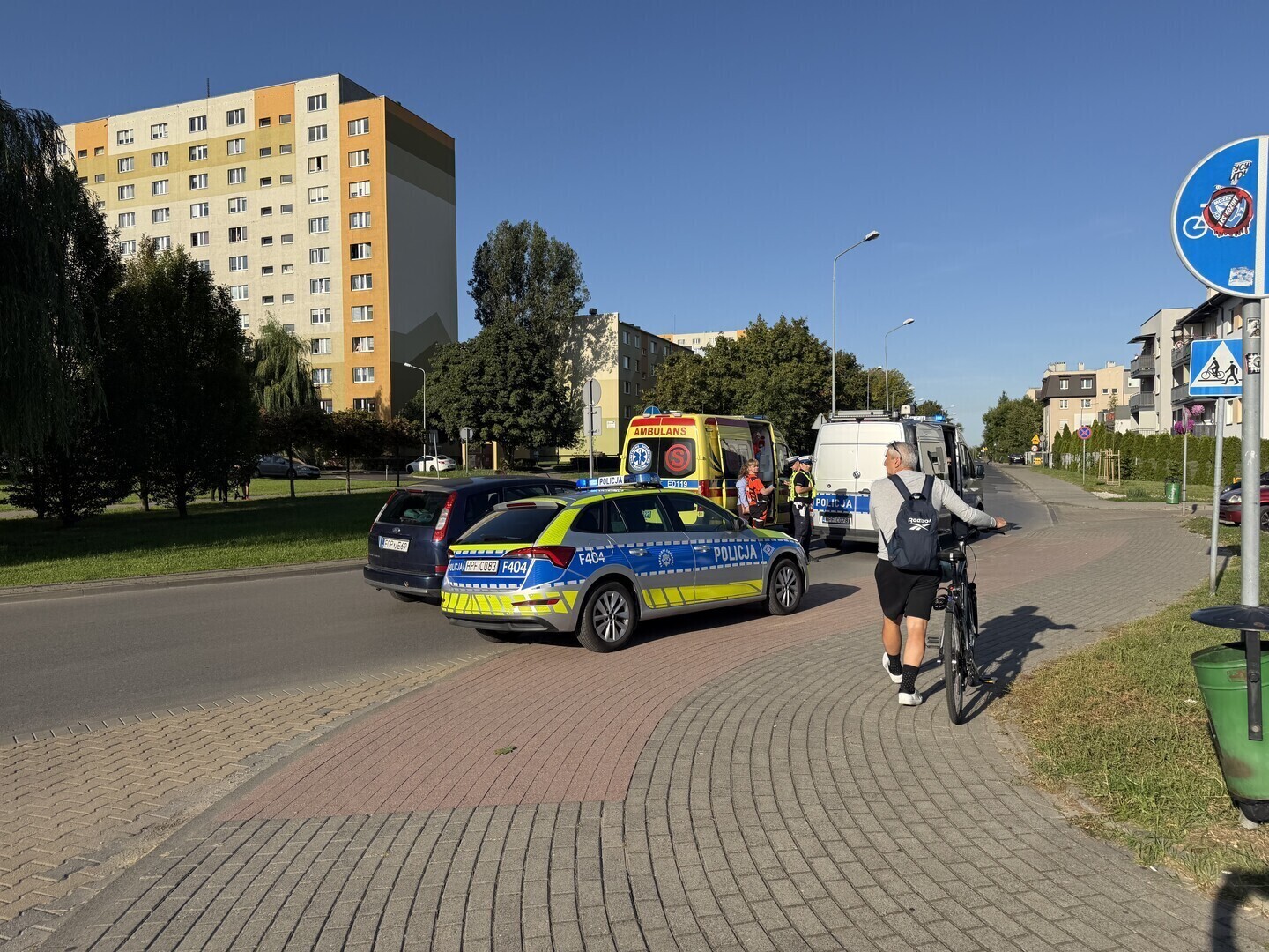 Nie zauważył dzieci z rowerami na przejeździe i potrącił starszego z nich. 9-latek trafił do szpitala. Groźny wypadek na Modrzewskiego w Piotrkowie