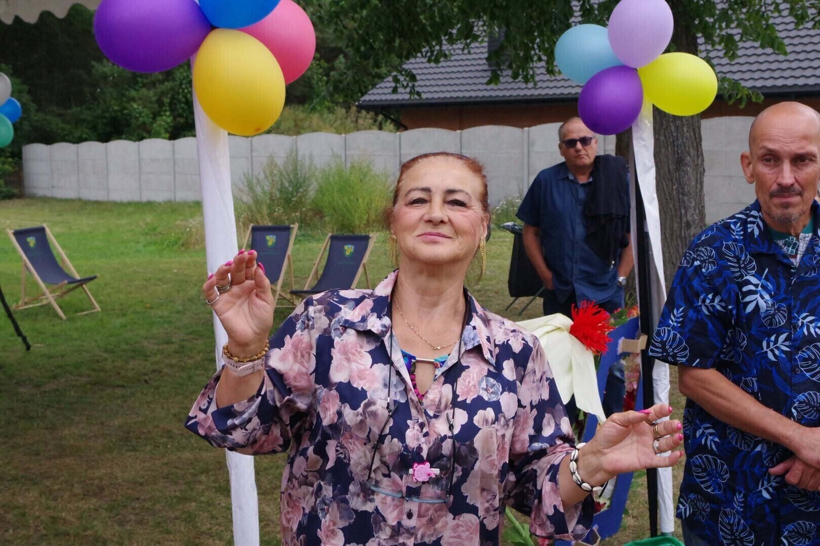 Kwiaty muzyka i dobra zabawa. Uczestnicy ŚDS z Dąbrówki na wyjątkowym balu