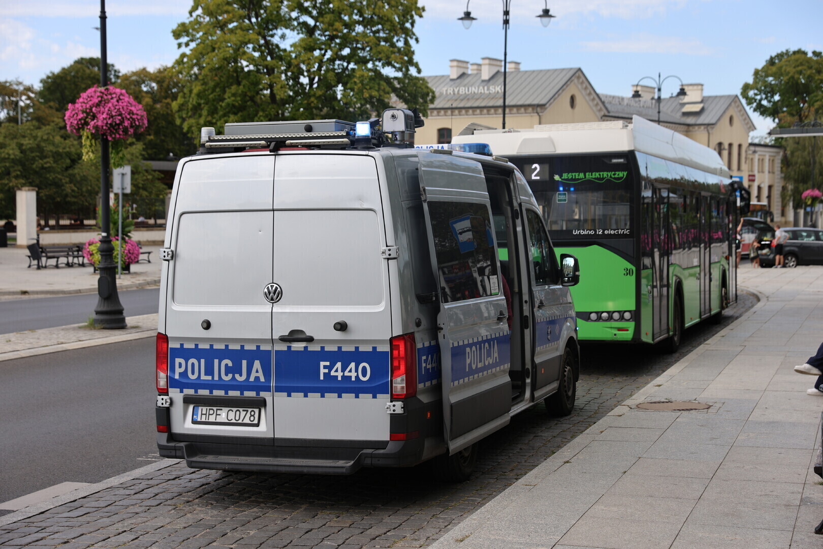 Kolizja autobusu MZK w Piotrkowie. Solaris uderzył w Opla Vivaro