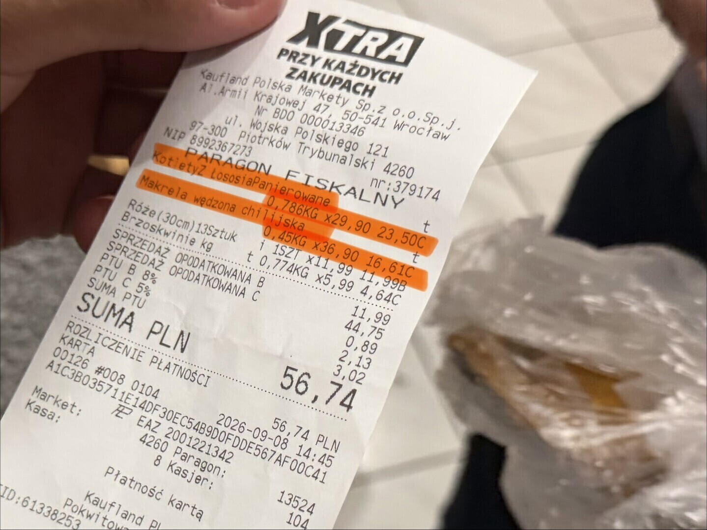 Kaufland w Piotrkowie klient kupił makrelę ale zapłacił również za łososia którego jak twierdzi nie brał. Zamiast 16 złotych zapłacił ponad 40 Mężczyzna pokazuje rachunek i nienaruszone opakowanie ryby.