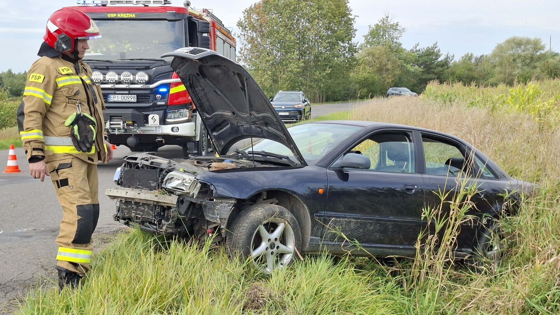 Groźnie między Wolą Krzysztoporska i Krężną. Kierująca z prawie trzema promilami wypadła z drogi i dachowała
