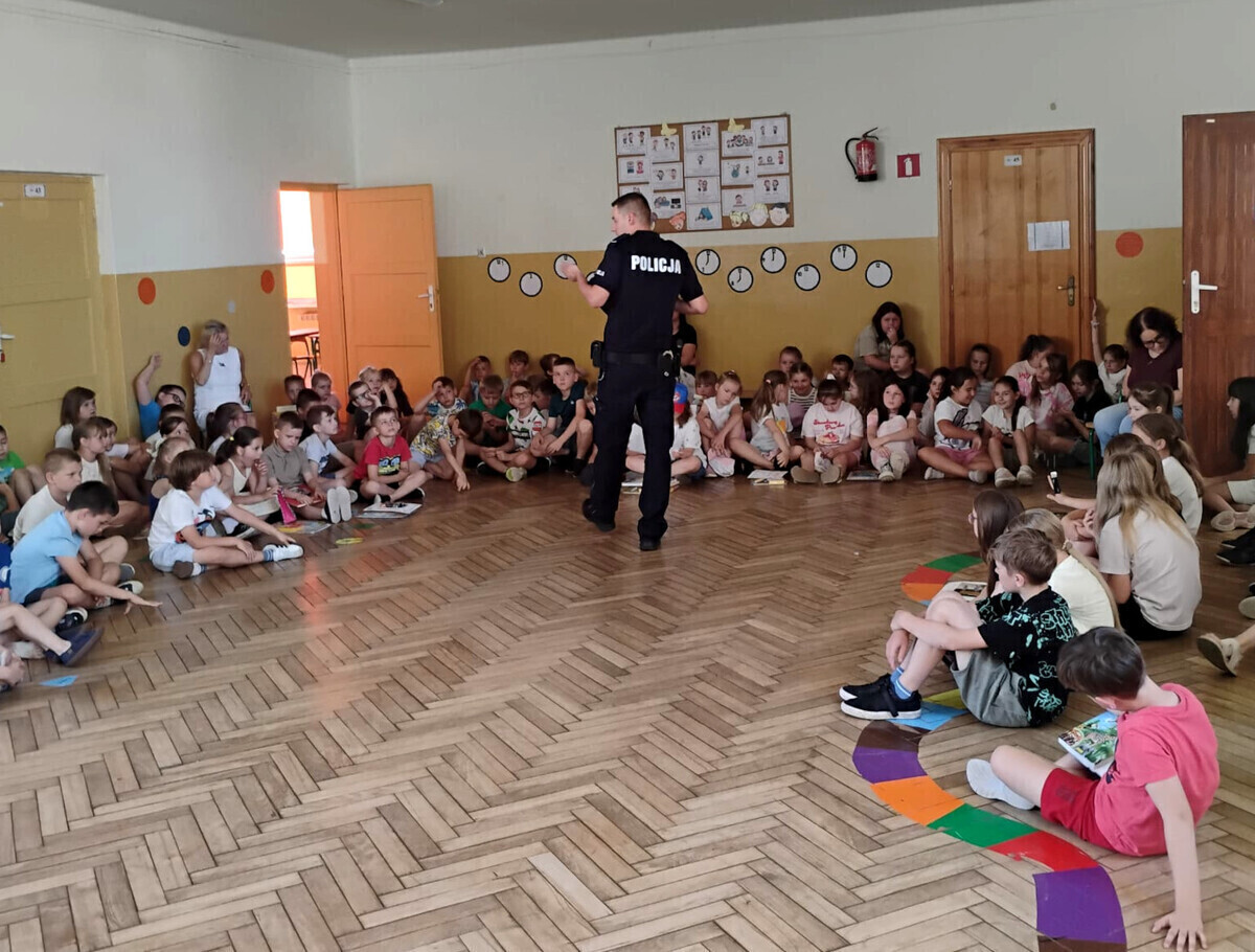 Dzielnicowy spotkał się z uczniami. Rozmawiali o bezpieczeństwie i hejcie