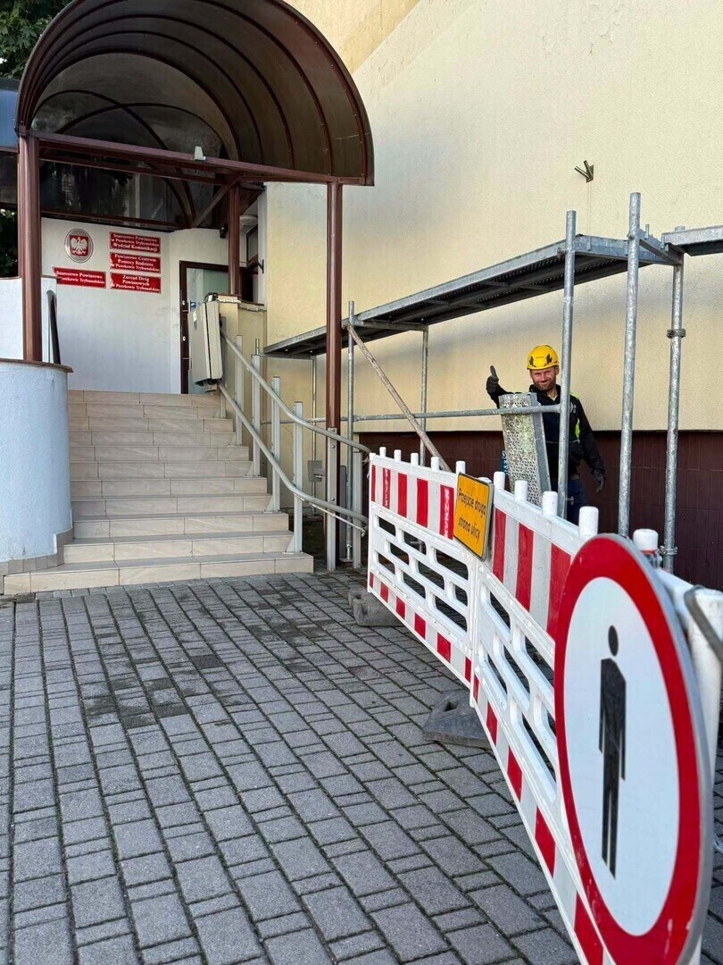 Platforma dla osób z niepełnosprawnościami nieczynna. Utrudnienia w budynku starostwa