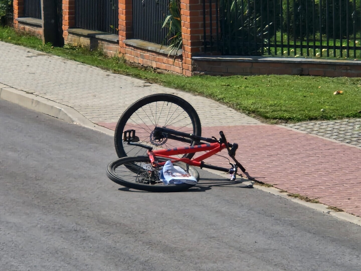 Potrącił rowerzystę i uciekł. 25-latek trafił do szpitala
