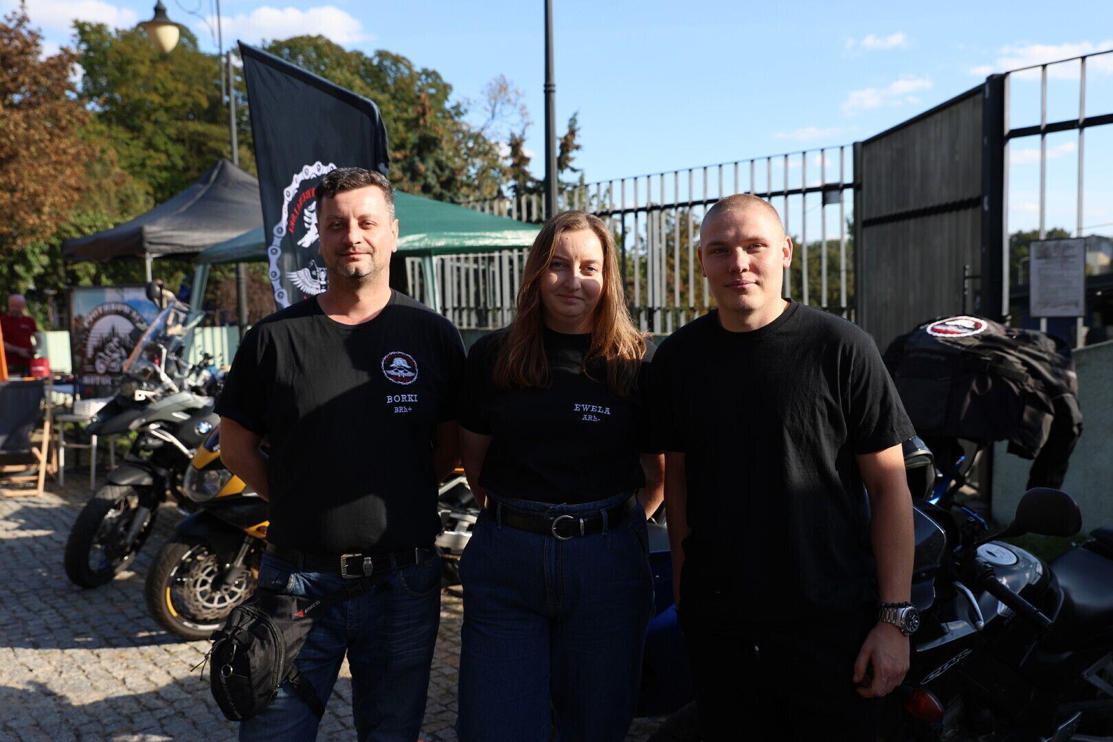 Setki motocykli i wyjątkowe samochody w centrum Piotrkowa. Motoryzacyjne zakończenie lata FOTO