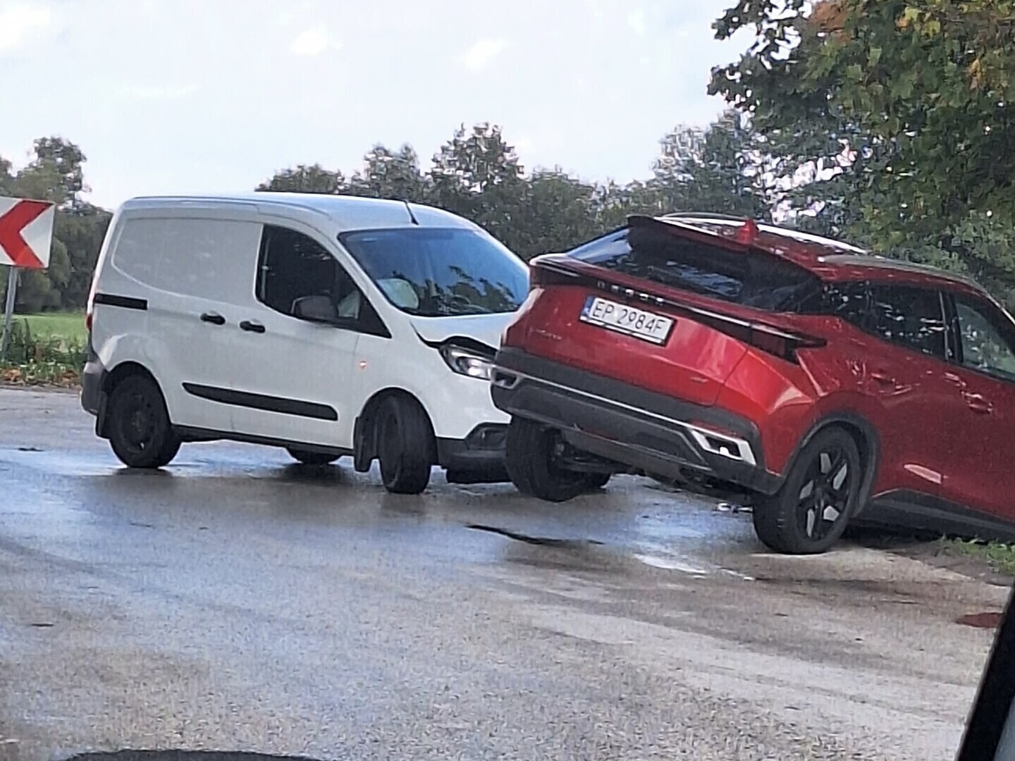 Wypadek w Milejowcu. Ford zderzył się z chińskim SUV-em. Dwie osoby w szpitalu