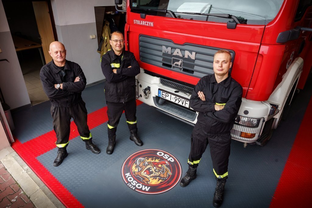 Nowa posadzka i AED w remizie OSP Kosów. Druhowie poprawili warunki służby