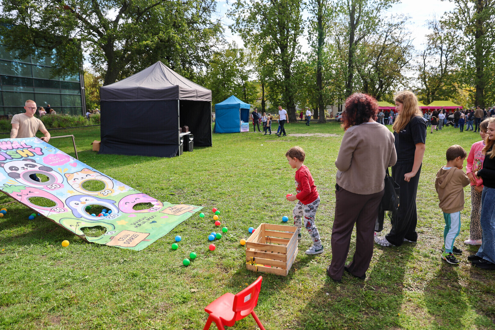 Tłumy na festiwalu squishy gniotków pod Mediateką w Piotrkowie. W kolejkach stały całe rodziny