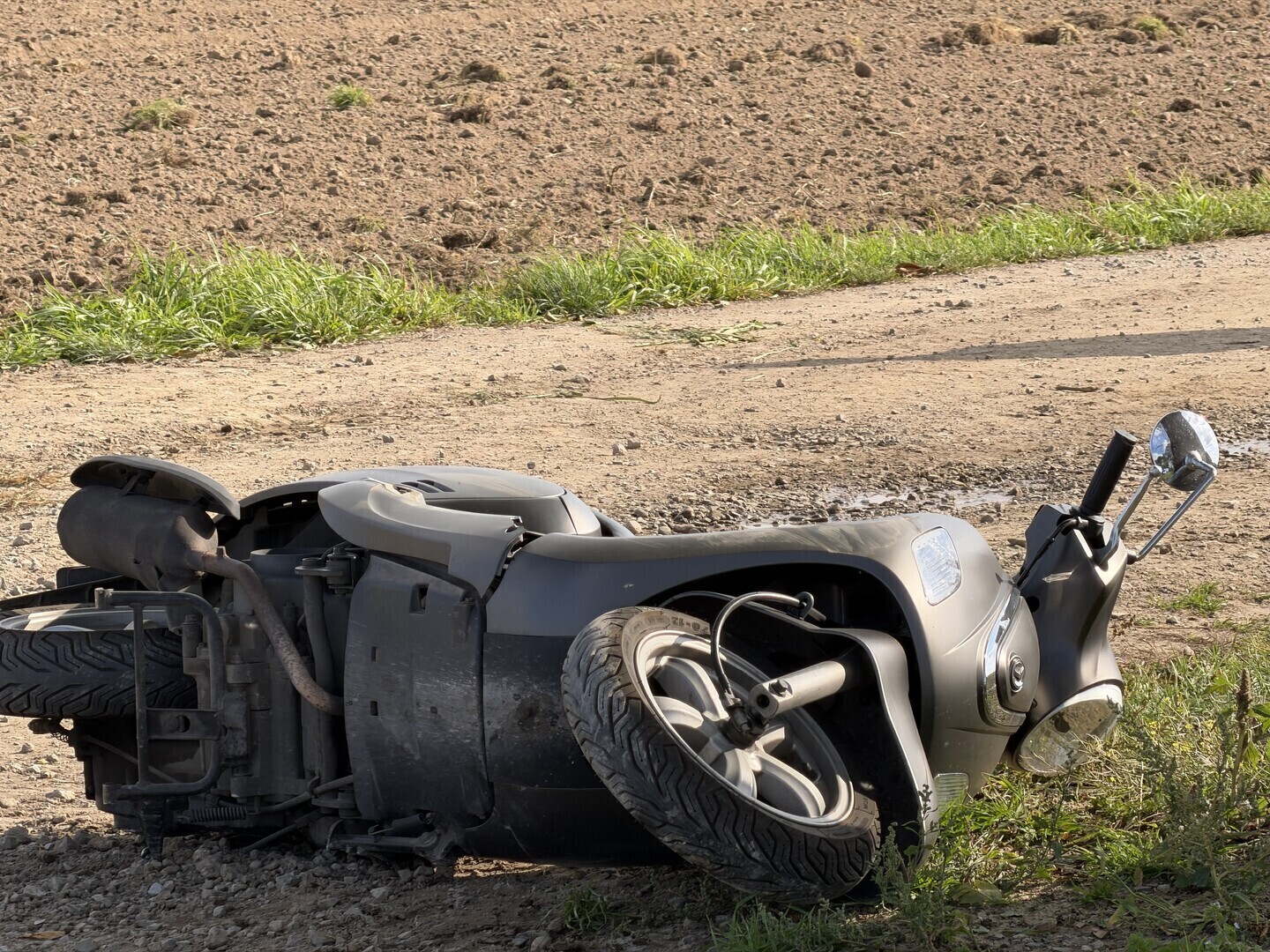 Zderzenie motoroweru z ciągnikiem w Longinówce. Dwie osoby w szpitalu
