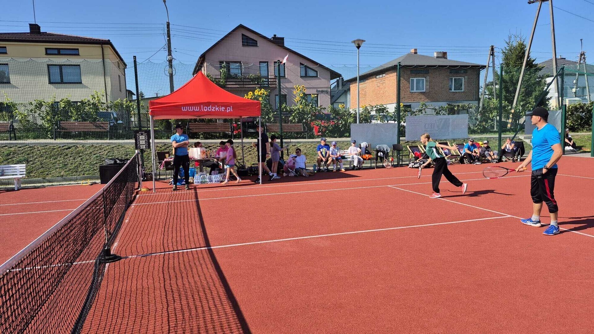 Turniej tenisowy sportowa rywalizacja i świetna zabawa